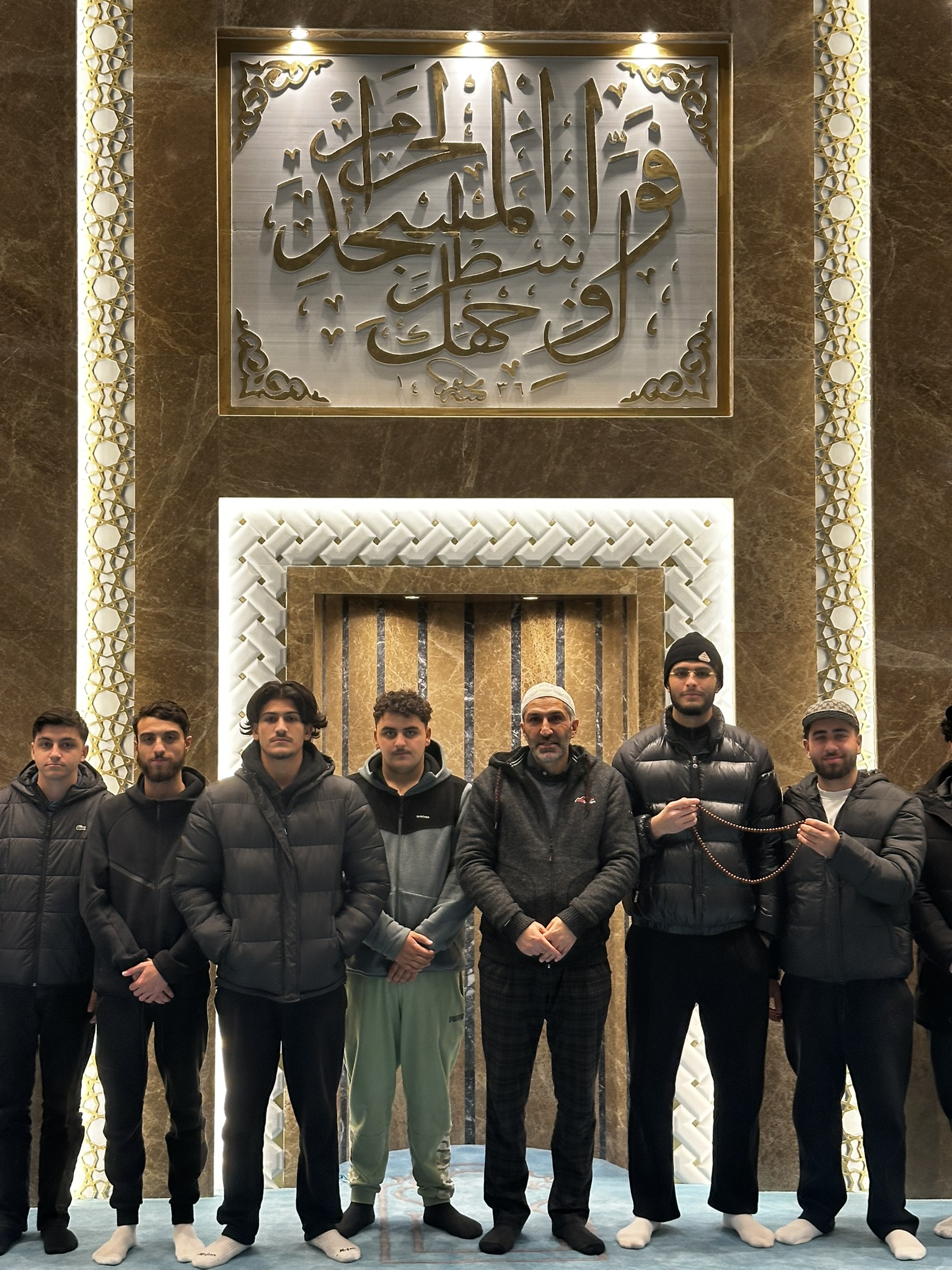 Photo de groupe devant le mihrab